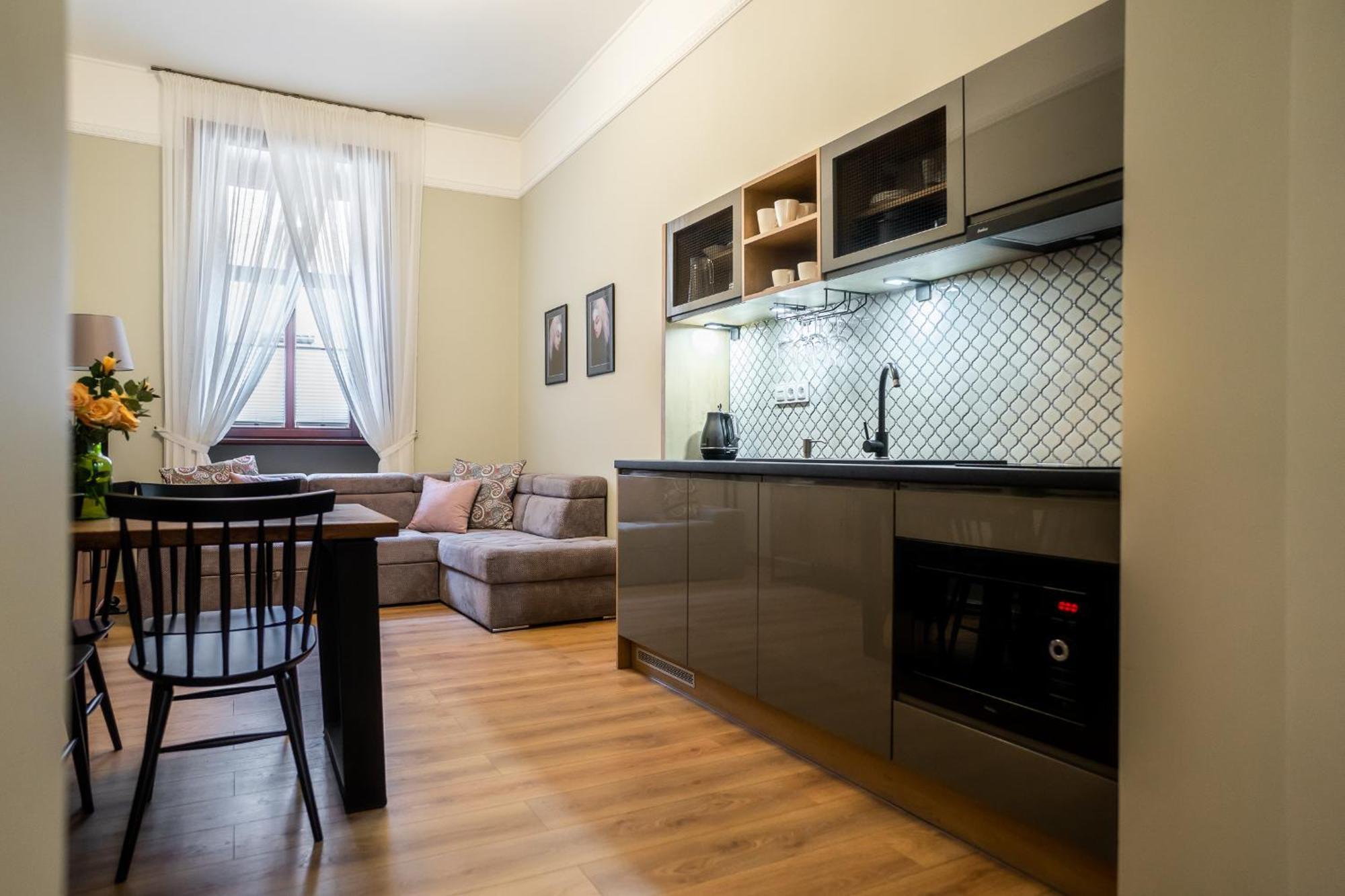 Old Town Ac Apartments Main Raiway Station Krakau Exterior foto