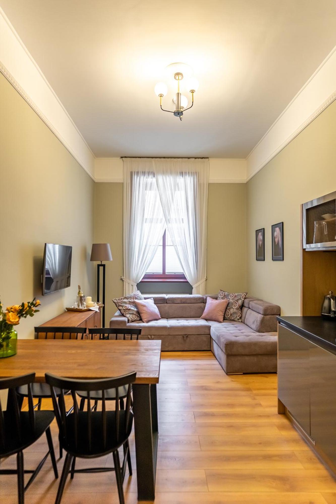 Old Town Ac Apartments Main Raiway Station Krakau Exterior foto